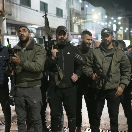 Das Beitragsbild des Dok5 Feature "Inside Jenin" zeigt bewaffnete palästinensische Kämpfer in Jenin im Westjordanland 2023.
