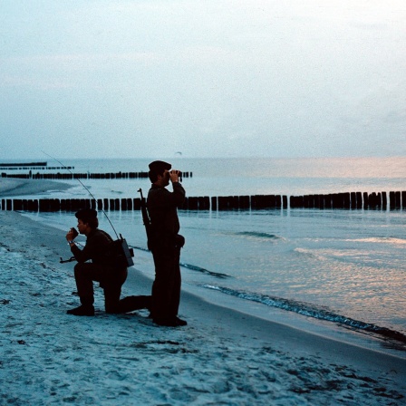 Zwei Matrosen der Grenzbrigade Küste in Rostock/Markgrafenheide bei einem Kontrollgang am Strand in der Nähe von Rostock im Juni 1978. Die Ostseeküste der DDR wurde von den Grenztruppen stark bewacht. Die Bewachung galt vorwiegend möglichen Flüchtlingen aus dem eigenen Land.