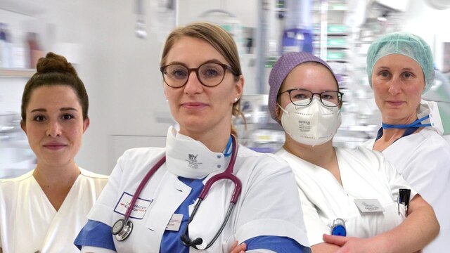 Vier Ärztinnen in weißer Arbeitskleidung