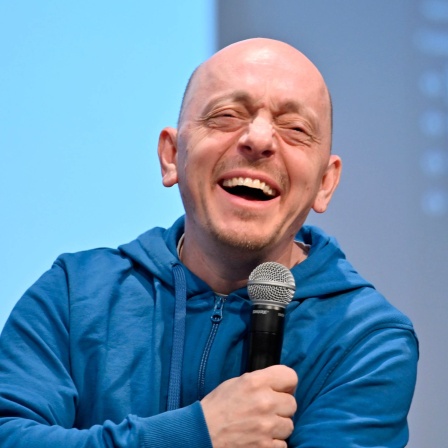 Schauspieler, Komiker und Moderator Bernhard Hoëcker spricht in SWR1 Leute über...