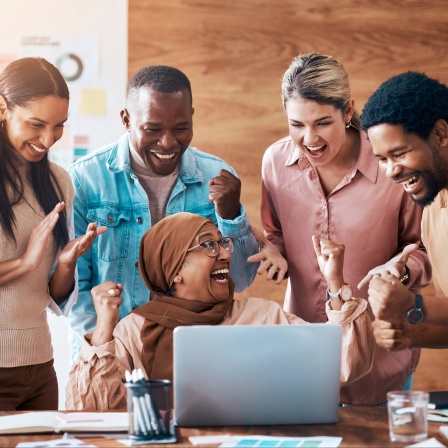 Ein inszeniertes Foto zum Thema Diversität zeigt junge Erwachsene in Bürosituationen.