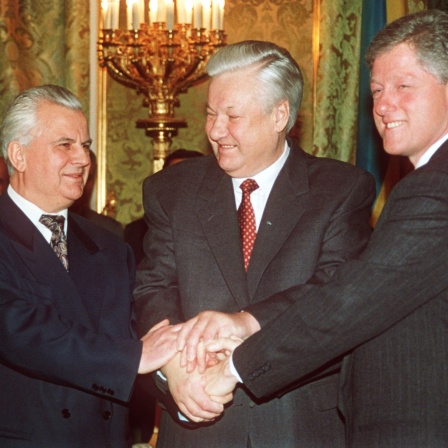 Im Vorfeld des Budapester Memorandums 1994 besiegeln US-Präsident Bill Clinton, der russische Präsident Boris Jelzin und der ukrainische Präsident Leonid Krawtschuk im Januar 1994 ein Dreier-Abkommen über die Abrüstung aller ehemals sowjetischen Atomwaffen auf dem Gelände der Ukraine.