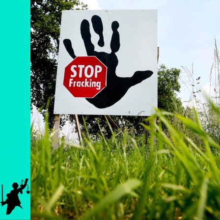 Opferfläche - "Stop Fracking"-Schild auf grüner Wiese
