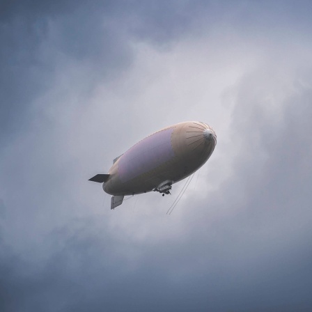 Zeppelin an dunklem Himmel