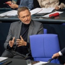 Christian Lindner (FDP), Bundesminister der Finanzen, neben Bundeskanzler Olaf Scholz (SPD) im Bundestag.