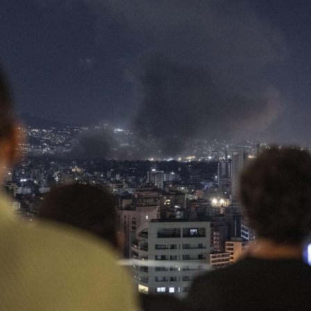 DAHIEH, LEBANON - OCTOBER 1: Smoke rises fromafter Israeli warplanes target the Dahieh district, located south of the capital Beirut, with a series of airstrikes on October 01, 2024. Murat Sengul / Anadolu