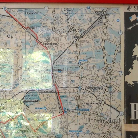Ein alter Stadtplan von Berlin-West hinter einer Scheibe mit Spiegelung mit roter Linie an der Mauer (Bild: rbb/ Doris Anselm)