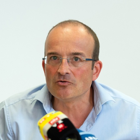 Florian Westphal, Geschäftsführer der deutschen Sektion Ärzte ohne Grenzen, spricht bei einer Pressekonferenz.