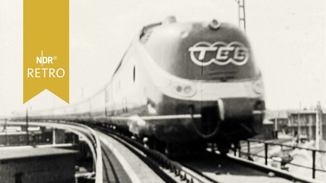 Lokomotive eines Trans-Europ-Express-Zugs mit Logo "TEE" auf den Schienen