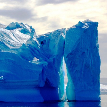 Ein Eisberg vor Illulissat, "Stadt bei den Eisbergen", auf Grönland. 