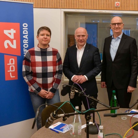 Das Forum mit Amelie Ernst, Kai Wegner, Dietmar Woidke, Dietmar Ringel und Jan Menzel (Bild: rbb/Oliver Ziebe)