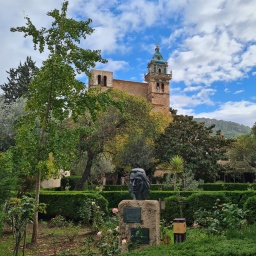 Valldemossa mit der beruehmten Karthause und sem Denkmal von Chopin auf der Baleareninsel Mallorca