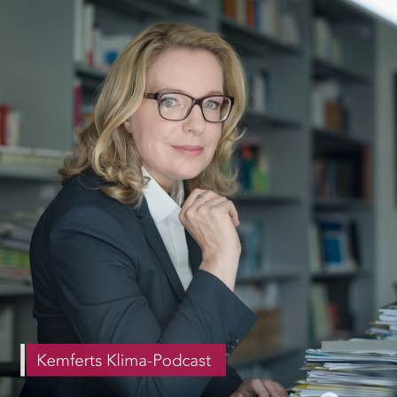 Frau mit Brille und schulterlangen blonden Haaren