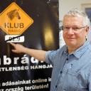 Klubradio Chefredakteur Mihály Hardy zeigt auf die alte UKW-Frequenz 92.9