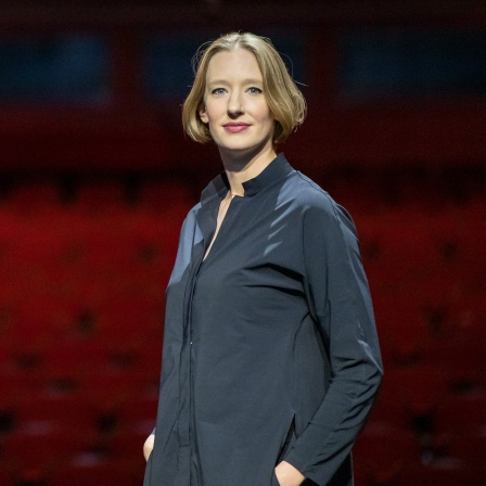 Dirigentin Joana Mallwitz steht im Opernhaus des Staatstheaters Nürnberg auf der Bühne.