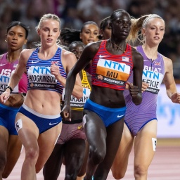 Frauen beim 800-Meter-Lauf bei der Leichtathletik Weltmeisterschaft in Budapest.