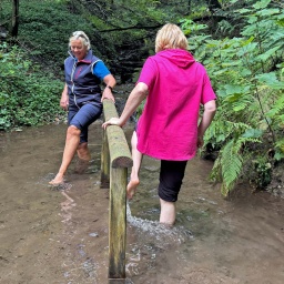 Zwei Frauen stehen in einem Bach