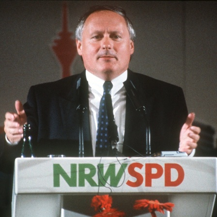 Oskar Lafontaine kurz vor dem Anschlag am Rednerpult. Der saarländische Ministerpräsident und SPD-Kanzlerkandidat wurde bei einer Wahlkampfveranstaltung am 25.4.1990 in der Stadthalle von Köln-Mühlheim lebengefährlich verletzt.