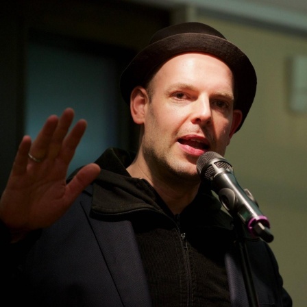 Auftritt des Slam-Poeten Bas Böttcher beim 21.Welttag der Poesie in Berlin, am 21.3. 2017.