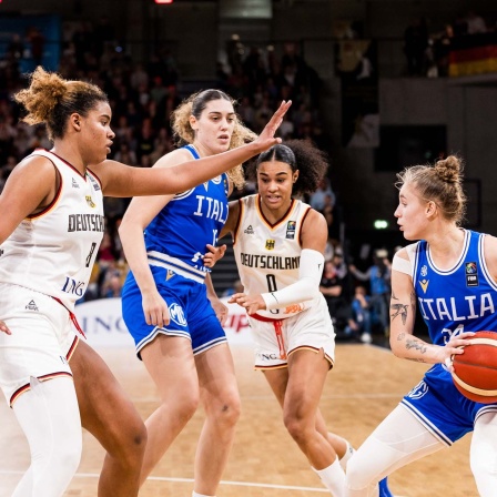 Basketball: Nyara Sabally (Deutschland, #8) und Satou Sabally (Deutschland, #0) bei der Qualifikation der Basketballerinnen gegen Italien (Bild: picture alliance / BEAUTIFUL SPORTS/Wunderl )