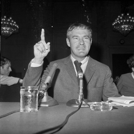 Timothy Leary sagt vor dem Senat aus (Archivbild)