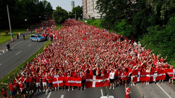 Sportschau Uefa Euro 2024 - Die Dänen Kommen - Fanmarsch In Dortmund