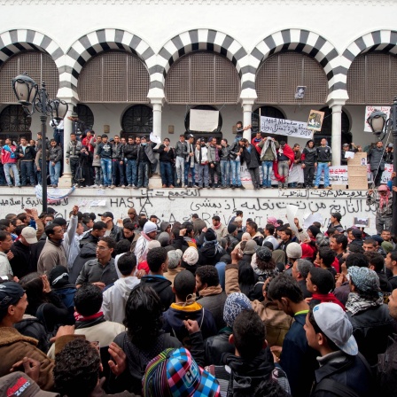 Demonstrationen am 26. Januar 2011 auf dem Kasbah-Platz in Tunis / Tunesien. Immer mehr Menschen schlossen sich dem &#034;Freedom Caravan&#034; an. Der Protest der Bevölkerung begann nach der Selbstverbrennung des Gemüsehändlers Mohamed Bouazizi im Dezember 2010 bzw. nach seiner Bestattung am 7. Januar 2011.