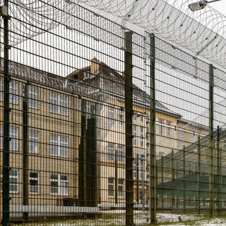 Gelände der Helios Klinik für Forensische Psychiatrie in Schleswig, umgeben von Zäunen mit Natodraht-Krone. Hier werden Menschen behandelt, die aufgrund einer bestehenden psychiatrischen Störung straffällig geworden sind.