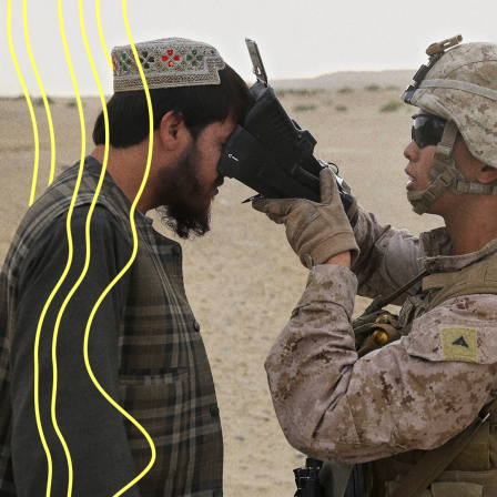 Ein US-Soldat erfasst in Afghanistan biometrische Daten.