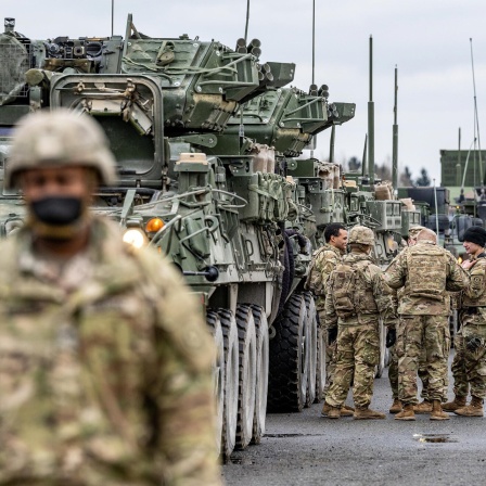 Militärfahrzeuge der US-Army stehen auf dem Gelände des Truppenübungsplatzes Grafenwöhr. 