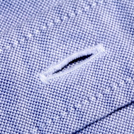 Knopfloch-Detailstruktur auf der Jeans-Kleidung. Symbolfoto