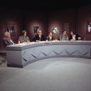 In einem Fernsehstudio sitzen Gäste in einer Gesprächsrunde über Theaterkultur, 1974. Zu sehen sind hinter einem Pult (v.l.n.r.): Prof. Dr. Hand Göppert, Freifrau von Uexküll, August Everding, Gertrud Kückelmann, Dr. Reinhard Baumgart, Luc Bondy. 
