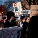 Demonstranten mit Plakat Fight Like A Girl auf dem Internationalen Frauentag unter dem Motto Internationaler Frauentag, Feminismus. Antidiskrimierung von der Vereinigung Frauenkampftahbuendnis am 8. Maerz in Berlin. 