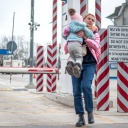 Eine Frau mit Kind am Grenzübergang von der Ukraine in die Republik Moldau