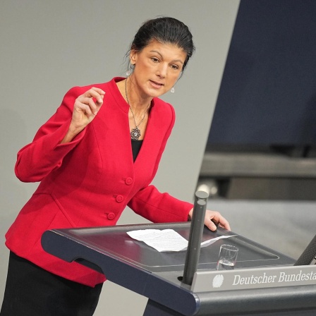 Sahra Wagenknecht, Bundesvorsitzende des Bündnis Sahra Wagenknecht (BSW), spricht im Bundestag.