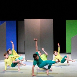 Junge Darsteller tanzen im Breakdance-Style im Theater Wolfsburg für das Stück "Zum Glück". 