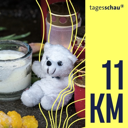 Blumen, Kerzen und ein Teddybär liegen und stehen im Stadtteil Alsterdorf vor dem Eingang zu einer Kirche der Zeugen Jehovas. In dem Raum hatte es zuvor einen Amoklauf gegeben, bei dem mehrere Menschen getötet wurden.  