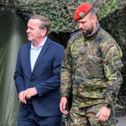 Boris Pistorius mit einem Soldaten bei den Feldjägern in Leipzig
