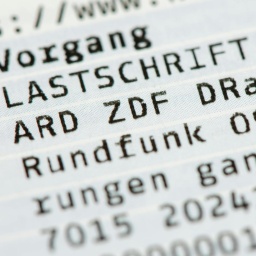 Kontoauszug mit der Lastschrift für den Rundfunkbeitrag für ARD, ZDF und Deutschlandradio