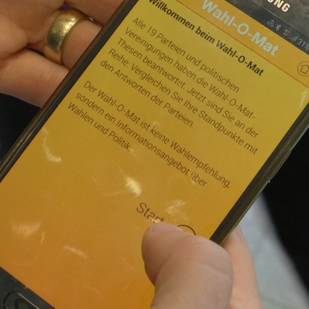 Smartphone auf dem die Startseite des Wahl-O-Mats abgebildet ist