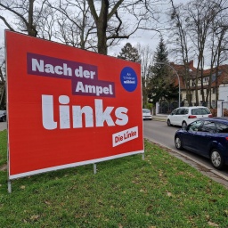 Auf einem Wahlplakat der Linkspartei steht "Nach der Ampel links" (Bild: rbb/Thomas Hollmann)