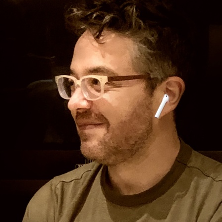Der Komponist Sean Shepherd mit einem kabellosen Kopfhörer (Montage)