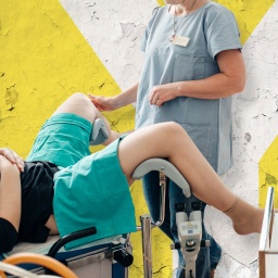 Patientin liegt auf Gynäkologiestuhl, ein Arzt im Kittel steht davor