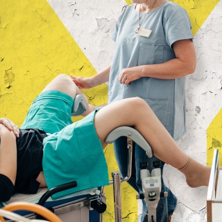 Patientin liegt auf Gynäkologiestuhl, ein Arzt im Kittel steht davor