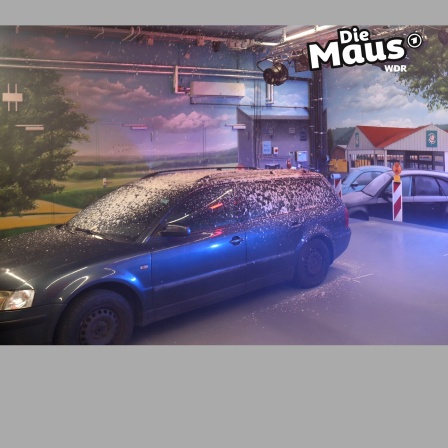 Auto bedeckt von Schneeflocken in der Halle mit Hintergrundbild von einem Geschäft