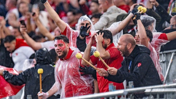 Sportschau Uefa Euro 2024 - Em-fans Trotzen Dem Schlechten Wetter