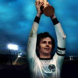 Beckenbauer jung mit Pokal | Bild: picture alliance/BR Montage