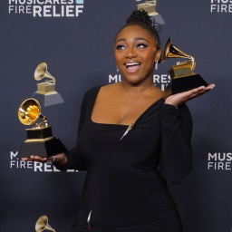 Samara Joy, Gewinnerin von Best Jazz Vocal Album für A Joyful Holiday und Best Jazz Performance, posiert bei den 67. Grammy Awards in Los Angeles.