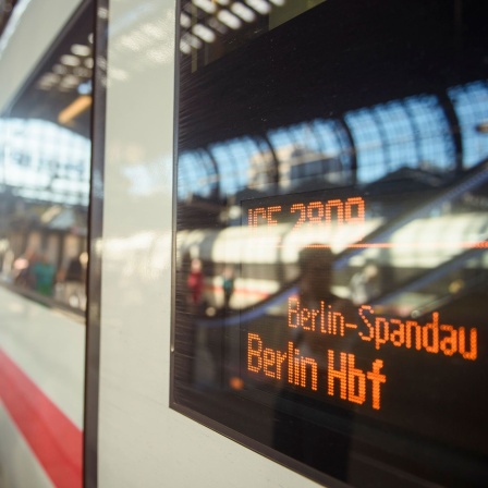 Eine digitale Anzeige an einem Bahnwaggon eines ICE der Deutschen Bahn zeigt das Fahrtziel Berlin Hauptbahnhof an. 