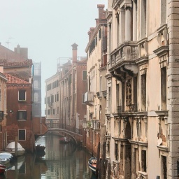 Historische Gebäude und Kanal in der Altstadt von Venedig, Italien.